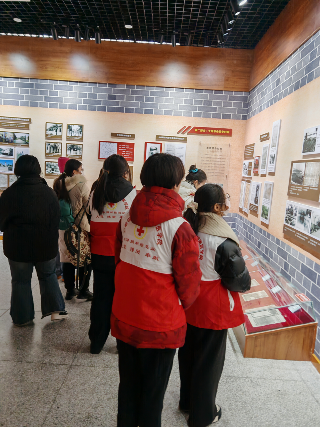 《缅怀先烈，传承红色精神——皖南医学院志愿者蚌埠烈士陵园参观记》(图1)