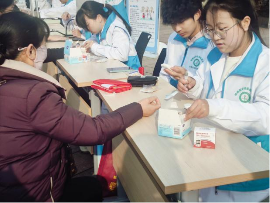 弘扬雷锋精神，温暖社区人心(图1)