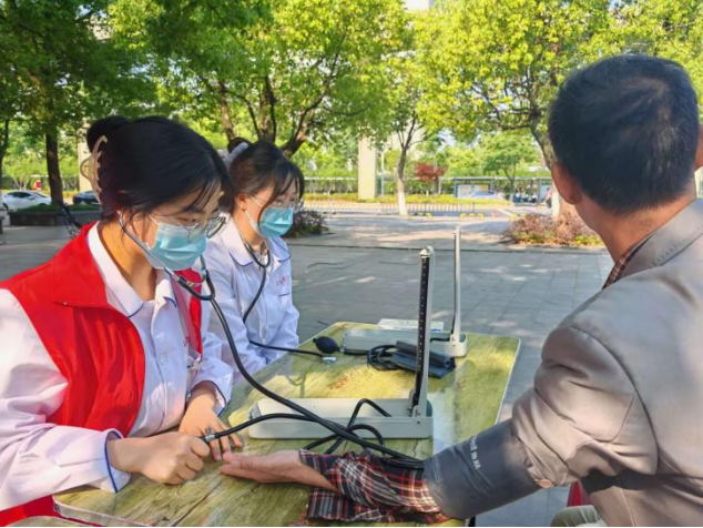 义诊筑防线，关怀零距离 ——爱心义诊活动(图2)