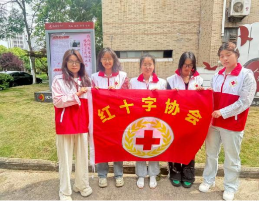 清扫践履之路，心梦敬仰之途 ——人文素质教育基地清扫活动(图1)
