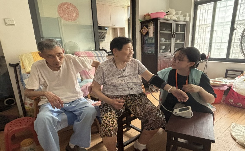 “上门探耆，量压传知，共筑老人健康暖途”  —— 生命守望志愿服务队联合儒林西苑社区开展老年健康关爱活动(图1)