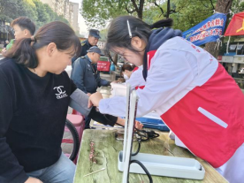 青春仁暖社区——皖南医学院红十字协会开展“三暖行动”义诊进社区活动(图1) 青春仁暖社区——皖南医学院红十字协会开展“三暖行动”义诊进社区活动(图1)