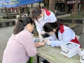 青春仁暖社区——皖南医学院红十字协会开展“三暖行动”义诊进社区活动(图3) 青春仁暖社区——皖南医学院红十字协会开展“三暖行动”义诊进社区活动(图3)