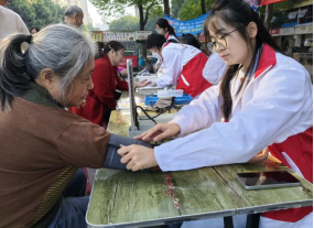 青春仁暖社区——皖南医学院红十字协会开展“三暖行动”义诊进社区活动(图2) 青春仁暖社区——皖南医学院红十字协会开展“三暖行动”义诊进社区活动(图2)