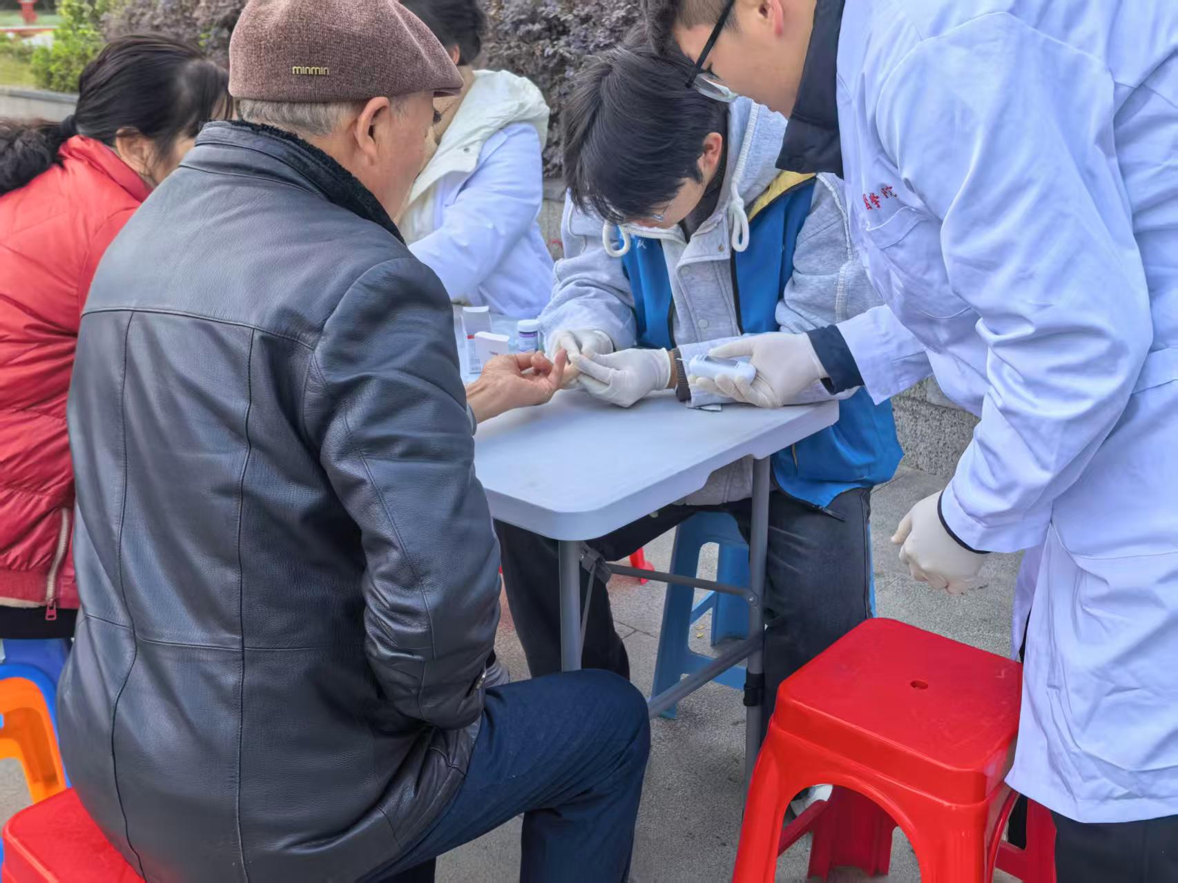 “暖冬护安康，义诊进柏庄” ——柏庄社区养老服务站冬季义诊活动温情落幕(图2)