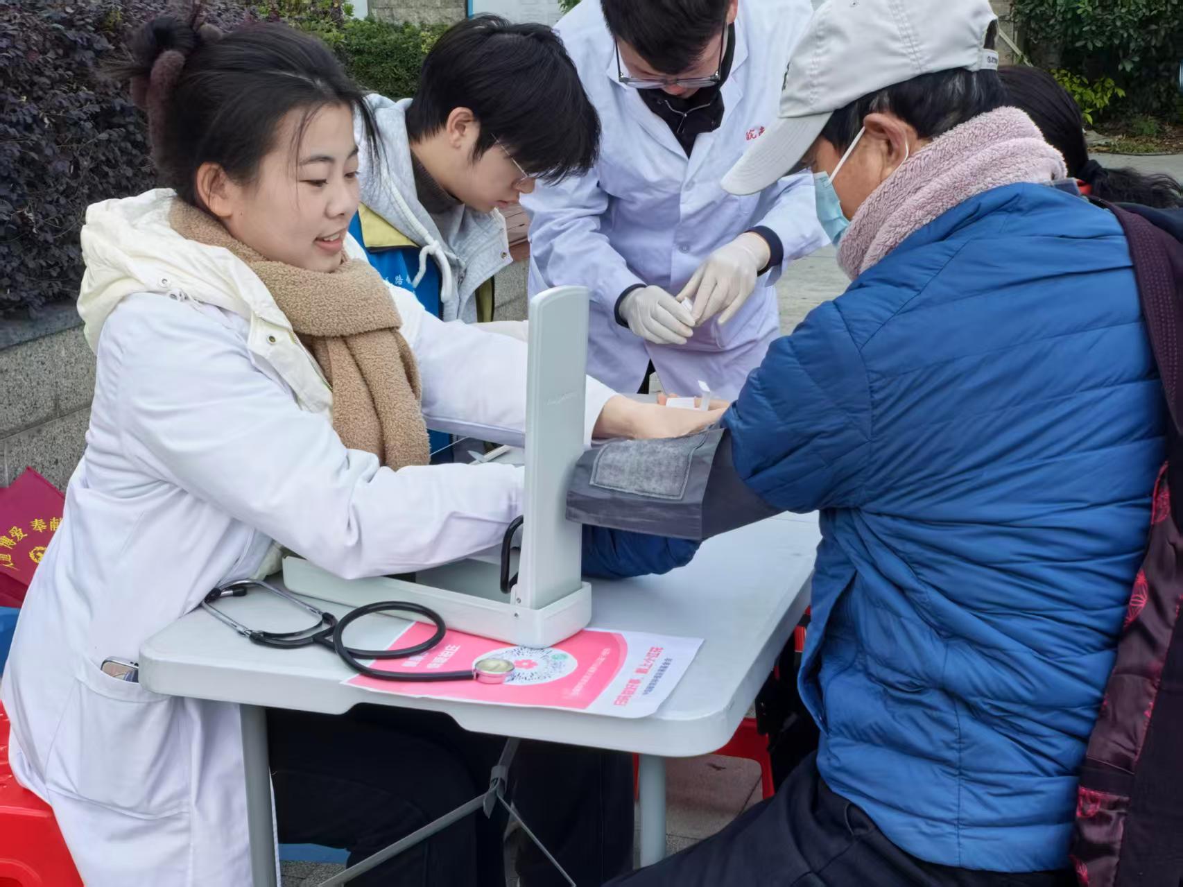 “暖冬护安康，义诊进柏庄” ——柏庄社区养老服务站冬季义诊活动温情落幕(图1)