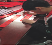 翰墨送福暖桑榆，红音传情护健康——皖南医学院学子赴龙泉街道龙眼社区开展敬老爱老志愿服务活动(图3)