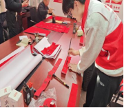 翰墨送福暖桑榆，红音传情护健康——皖南医学院学子赴龙泉街道龙眼社区开展敬老爱老志愿服务活动(图1)