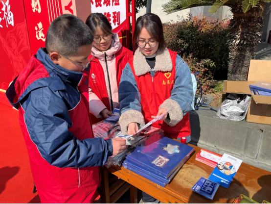 红韵贺春传铁军,志愿护航践初心——皖南医学院红十字协会志愿者开展红色传承与结核防控宣讲活动(图4) 红韵贺春传铁军,志愿护航践初心——皖南医学院红十字协会志愿者开展红色传承与结核防控宣讲活动(图4)
