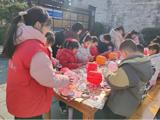 红韵贺春传铁军,志愿护航践初心——皖南医学院红十字协会志愿者开展红色传承与结核防控宣讲活动(图1) 红韵贺春传铁军,志愿护航践初心——皖南医学院红十字协会志愿者开展红色传承与结核防控宣讲活动(图1)