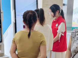 志愿导诊暖医患，便民服务助就医 ——皖南医科大学红十字协会走进芜湖市中医院开展导诊志愿服务(图1)
